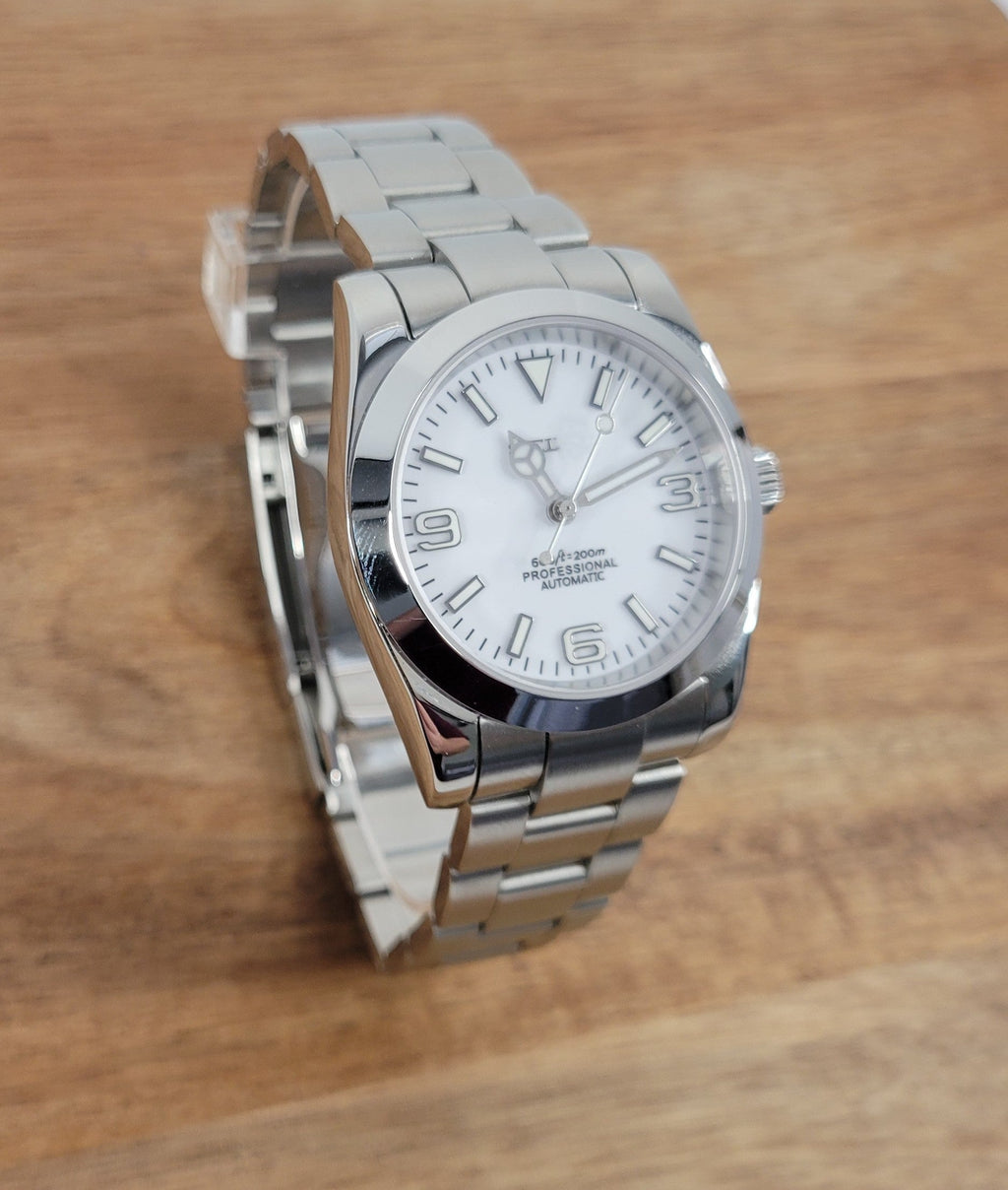 Explorer Classic | White