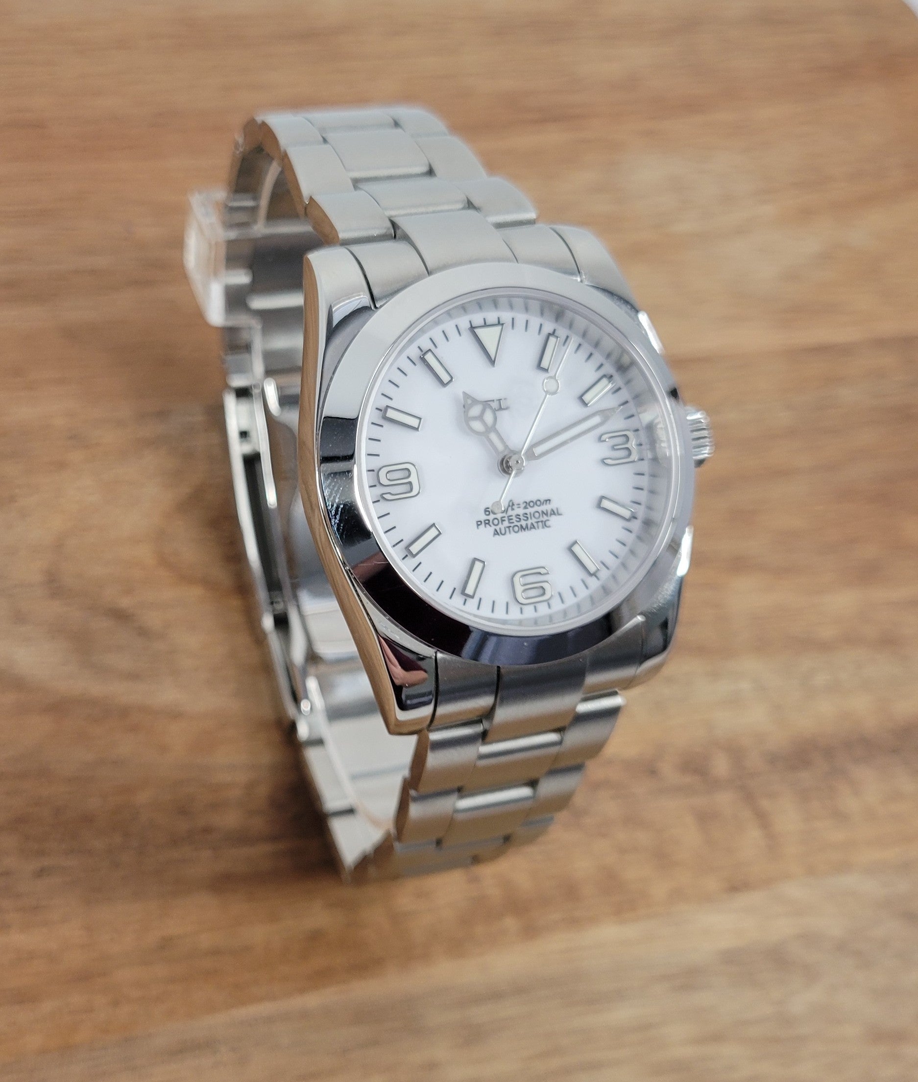 Explorer Classic | White
